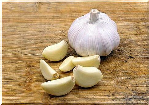 garlic and cloves of garlic