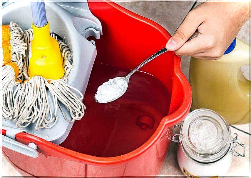 Clean large surfaces easily with baking soda