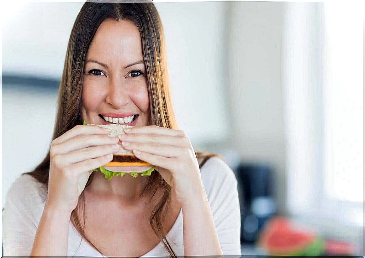 Woman eating one of the recommended breakfasts