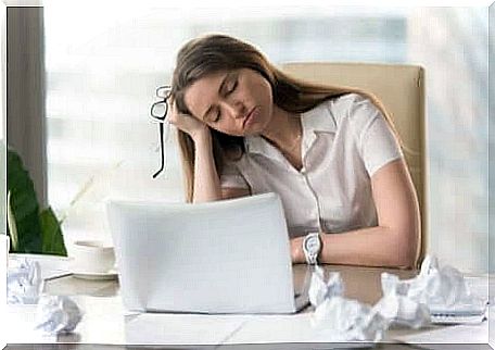 A woman who falls asleep at her computer