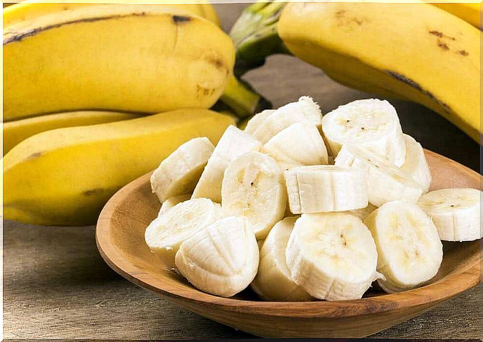 Bowl with sliced ​​banana