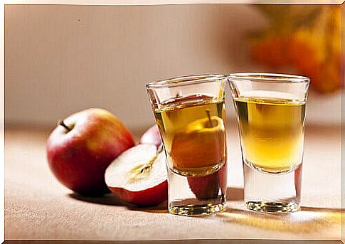 Glasses with apple cider vinegar