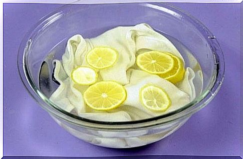 Wash your clothes with water with lemon