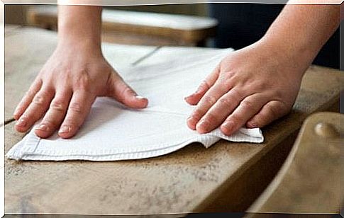 Cleaning wooden table with citrus fruit