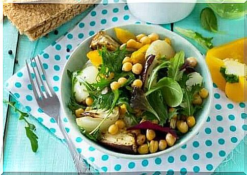 Delicious salad with chickpeas and eggplant