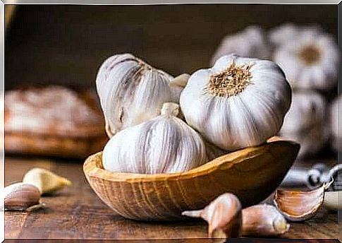 Garlic in a wooden bowl