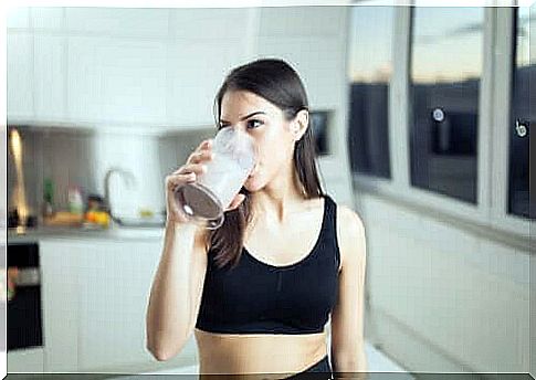 A woman drinks a smoothie