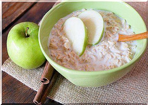 Apple and oatmeal porridge