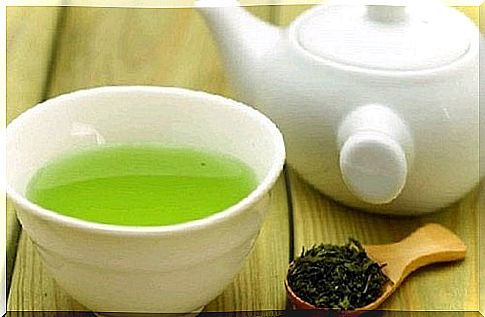 Green tea with mouse thorn helps improve your circulation