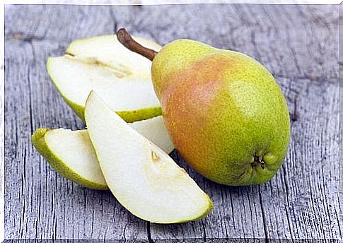 whole pear and sliced ​​pear