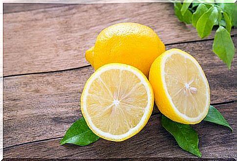 sliced ​​and whole lemon