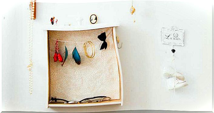 Storage of jewelry