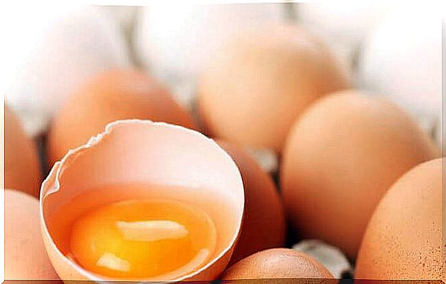 Moisturize dry skin with egg yolk