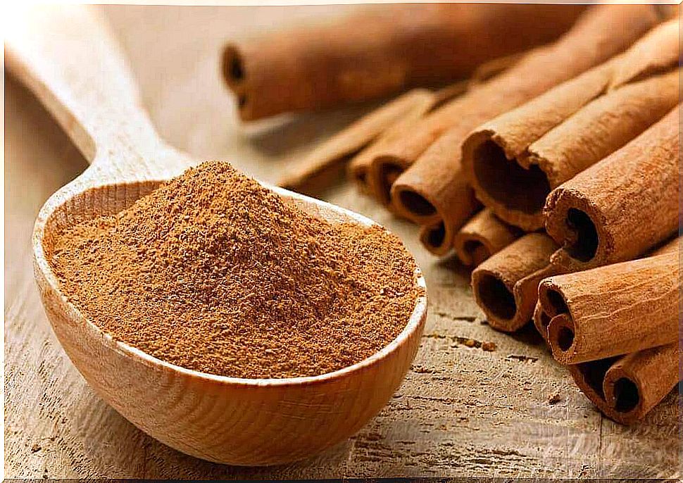 Cinnamon powder and sticks