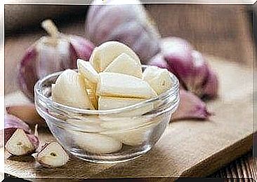 Raw cloves of garlic