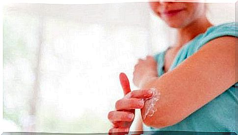 Use baking soda to lighten the skin on your elbows